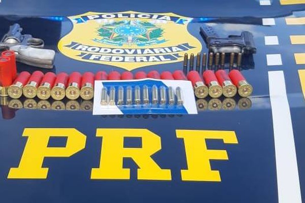 PRF prende homem que transportava duas armas de fogo e diversas munições em ônibus de viagem