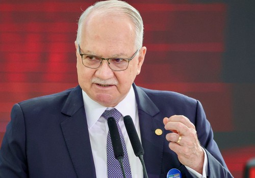 Fachin dá 5 dias para Mendonça e Gonet responderem acusação de Moraes