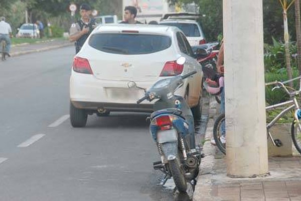Acidente deixa motociclista ferida na Avenida Getúlio Vargas em horário de pico