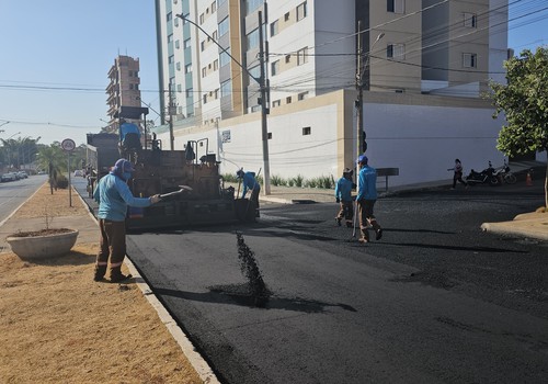 Obras de recapeamento no asfalto da avenida Padre Almir exigem atenção dos motoristas