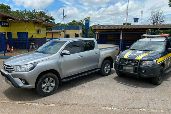 PRF aborda caminhonete com queixa de roubo e duas pessoas acabam presas em Patos de Minas