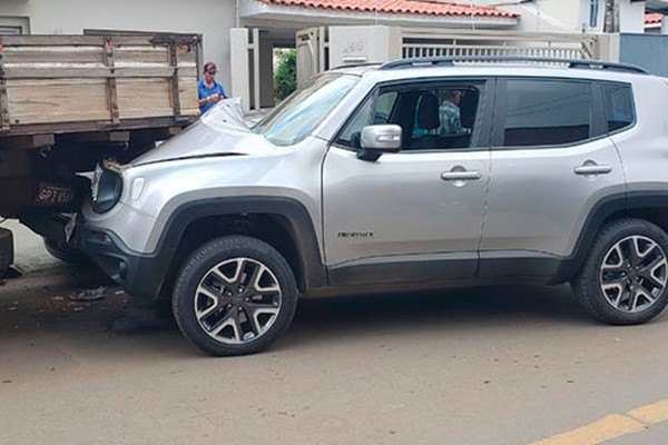 Motorista de Jeep passa mal e acerta carro e caminhão estacionados na rua Rui Barbosa