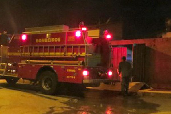 Carro pega fogo dentro de garagem e chamas destroem parte de casa em Carmo do Paranaíba