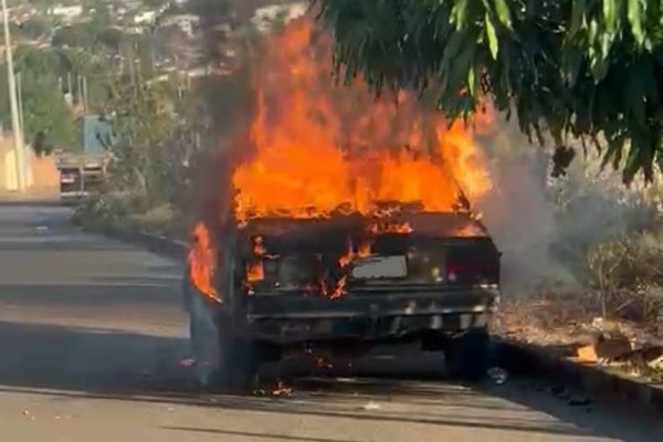 Mulher ateia fogo em carro após brigar com o companheiro e ele ir para o bar em Presidente Olegário