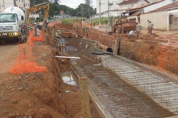 Empreiteira intensifica os esforços para concluir obras da avenida Ivan Borges
