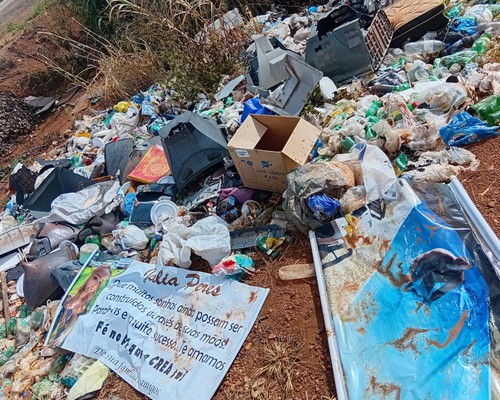 Moradores denunciam despejo de lixo em estrada perto da Comunidade do Leal