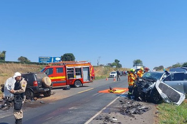 Motorista morre e casal fica ferido após carros baterem de frente na BR354