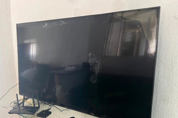 Jovem proibido de se aproximar dos pais volta a ameaçá-los e danifica TV e viatura