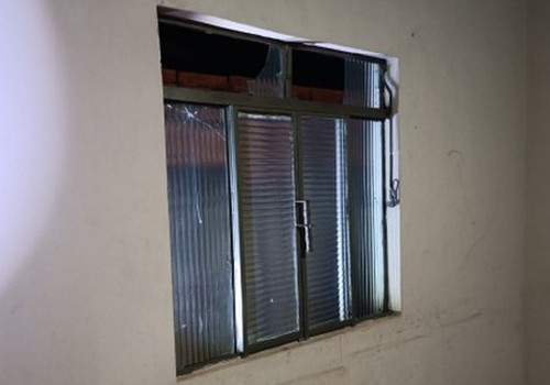 Por ciúmes, mulher sobe em muro, joga pedra e quebra janela da casa da rival em Lagoa Formosa