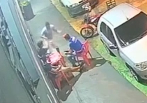 Vídeo mostra homem chegando a bar e tentando matar jovem a facadas em Carmo do Paranaíba; veja