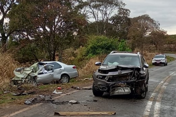 Motorista e passageira morrem após carros baterem frontalmente durante chuva na MG 230
