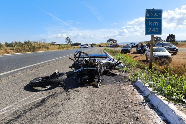 Motociclista morre na hora ao bater de frente com caminhonete na BR 354