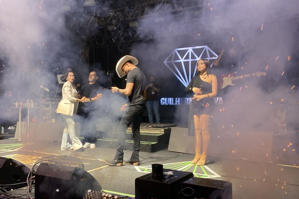 Prefeita Sandra Gomes e o marido tiram o pé no palco da Fenapraça 2026; veja ao vivo