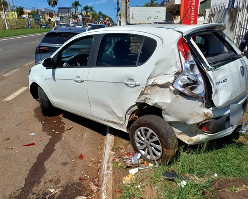 Motorista no celular causa engavetamento na avenida Marabá e foge a pé deixando veículos para trás