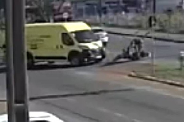 Motociclista de 24 anos fica ferido em acidente com van em Patos de Minas; veja o vídeo