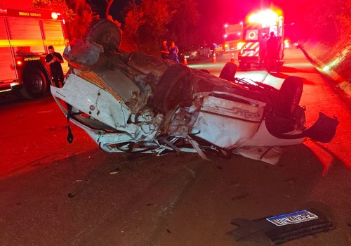 Motorista foge após acidente que deixou 5 pessoas feridas e carro capotado na BR 365