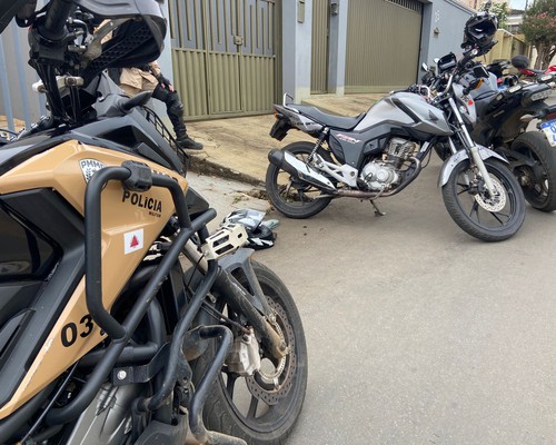 Jovem inabilitado provoca fuga alucinante em motocicleta, mas cai e acaba preso em Patos de Minas