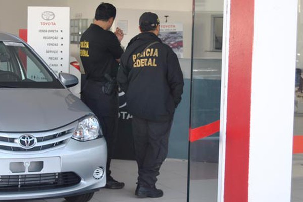 Polícia Federal e Receita Federal fazem operação em concessionária de veículos em Patos de Minas