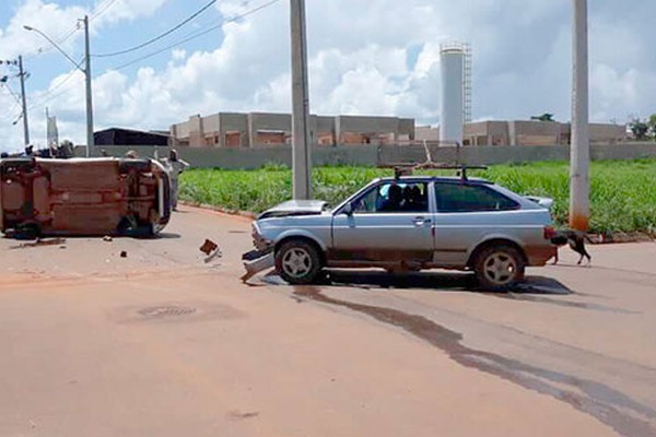 Veículo para tombado após acidente em cruzamento sem sinalização em Patos de Minas