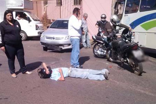 Motociclista fica caído ao solo após acidente e quase é atropelado por veículos