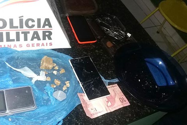 Mulher presa por roubar celular leva policiais até ponto de tráfico de drogas na Vila Rosa