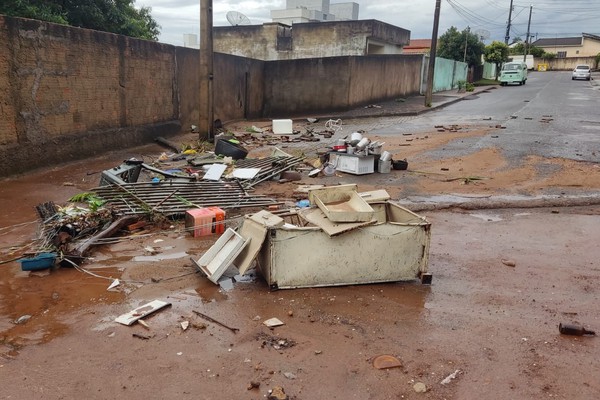 Família tem casa inundada pela chuva e móveis vão parar dentro do Mocambo em Patos de Minas