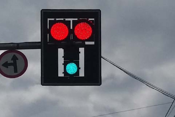 Semáforos recém instalados já apresentam problemas e deixam motoristas indecisos