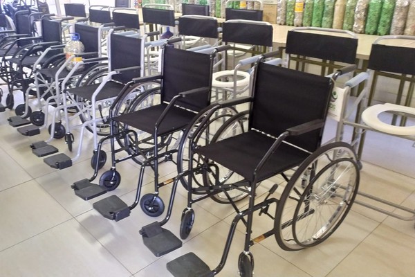 Campanha Lacre Solidário do Rotary Club arrecada 16 cadeiras de rodas e banho em Patos de Minas