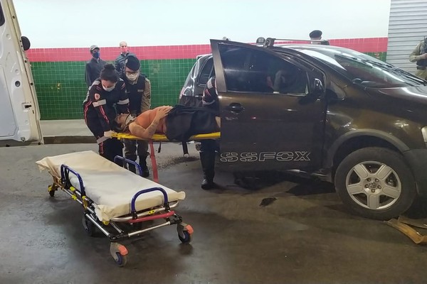 Motorista avança sinal e causa grave acidente no centro de Patos de Minas