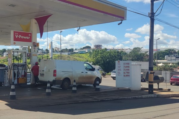Preço da gasolina chega a quase R$ 7.70 em Patos de Minas; botijão de gás vai a R$ 135,00