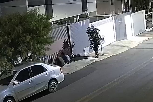 Imagens mostram indivíduos arrombando portão de prédio e furtando bicicleta