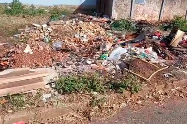 Moradores reclamam de lixão que está se formando no Sebastião Amorim e cobram providências