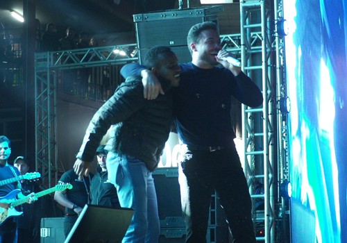 Fã invade palco, abraça Wesley Safadão e dança na Fenamilho 2026; veja ao vivo