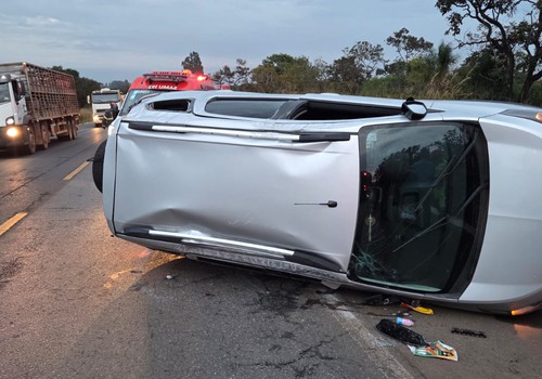 Capotamento na BR-365 mobiliza equipes de resgate na manhã desta segunda-feira em Patrocínio