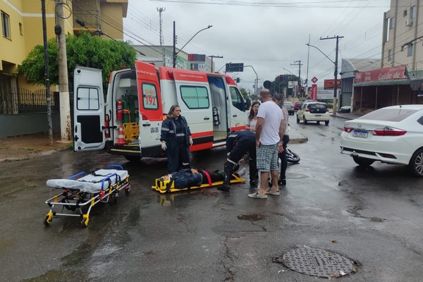 Motociclista precisa ser socorrido após mais um acidente de trânsito em Patos de Minas