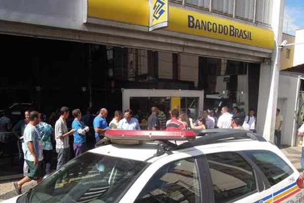 No 2º dia de paralisação, Vigilantes do Banco do Brasil fazem manifestação na porta da agência