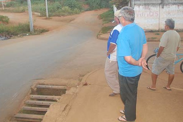 Com obra iniciada há quase 2 anos, moradores sofrem com ponte inacabada em Patos de Minas