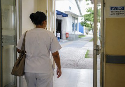 Hospital que demitiu técnica de enfermagem porque ela não apoiou o prefeito é condenado em MG