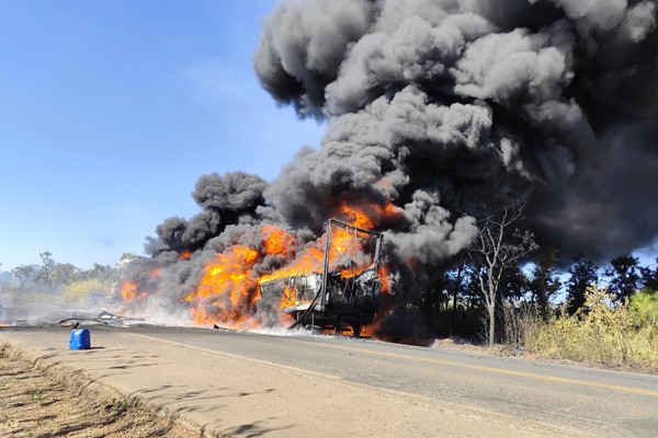 Caminhão carregado com 31 toneladas de borracha pega fogo e interdita a BR365 por cerca de sete horas