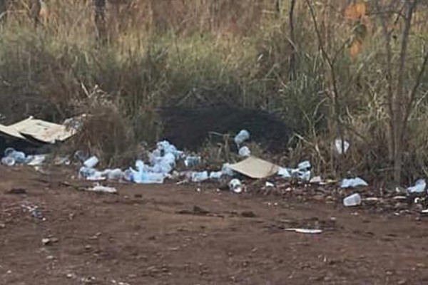 Leitores denunciam acúmulo de lixo e sujeira deixada por romeiros às margens de rodovias