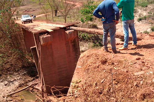Ponte sobre o Ribeirão do Chumbo quebra e caminhão despenca de uma altura de 8 metros