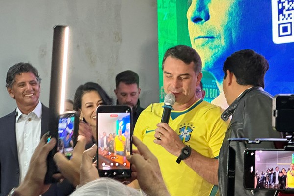Patos Hoje entrevista Flávio Bolsonaro no Parque de Exposições, em Patos de Minas; veja ao vivo