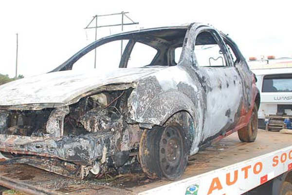 Carro é destruído por fogo após acidente em chacreamento e ocupantes desaparecem