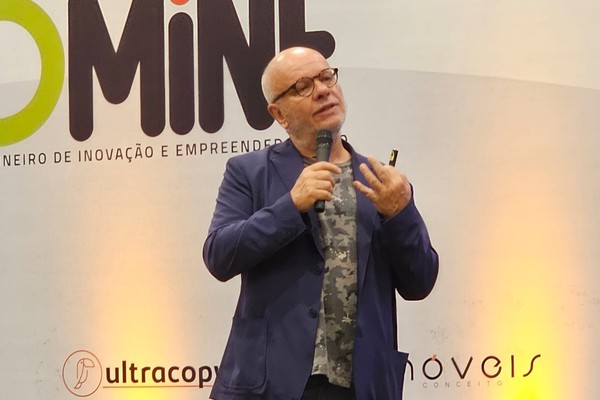 Marcelo Tas abre a programação de palestras do Comine falando de inovação