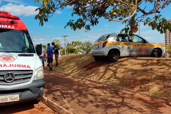 Instrutor passa mal e invade rotatória com carro de autoescola em Patos de Minas