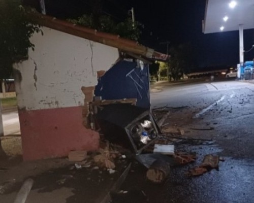 Motorista tenta dar cavalo de pau em posto, acerta casinha de calibragem de pneus e acaba preso