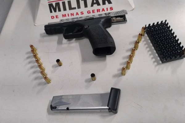 Após denúncia de disparos em chácara, homem é preso com arma de fogo e munições