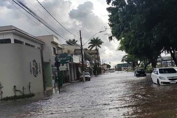 Temporal chega de surpresa em Patos de Minas, alaga ruas e deixa moradores sem saída