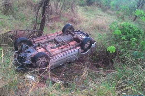 Professor Universitário de Presidente Olegário sai ileso de acidente que destruiu caminhonete Hilux na MGC 354