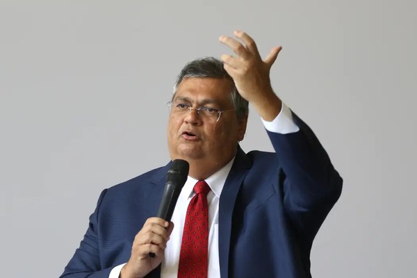 Dino bloqueia R$ 119 milhões de Valdemar por suspeitas em emendas